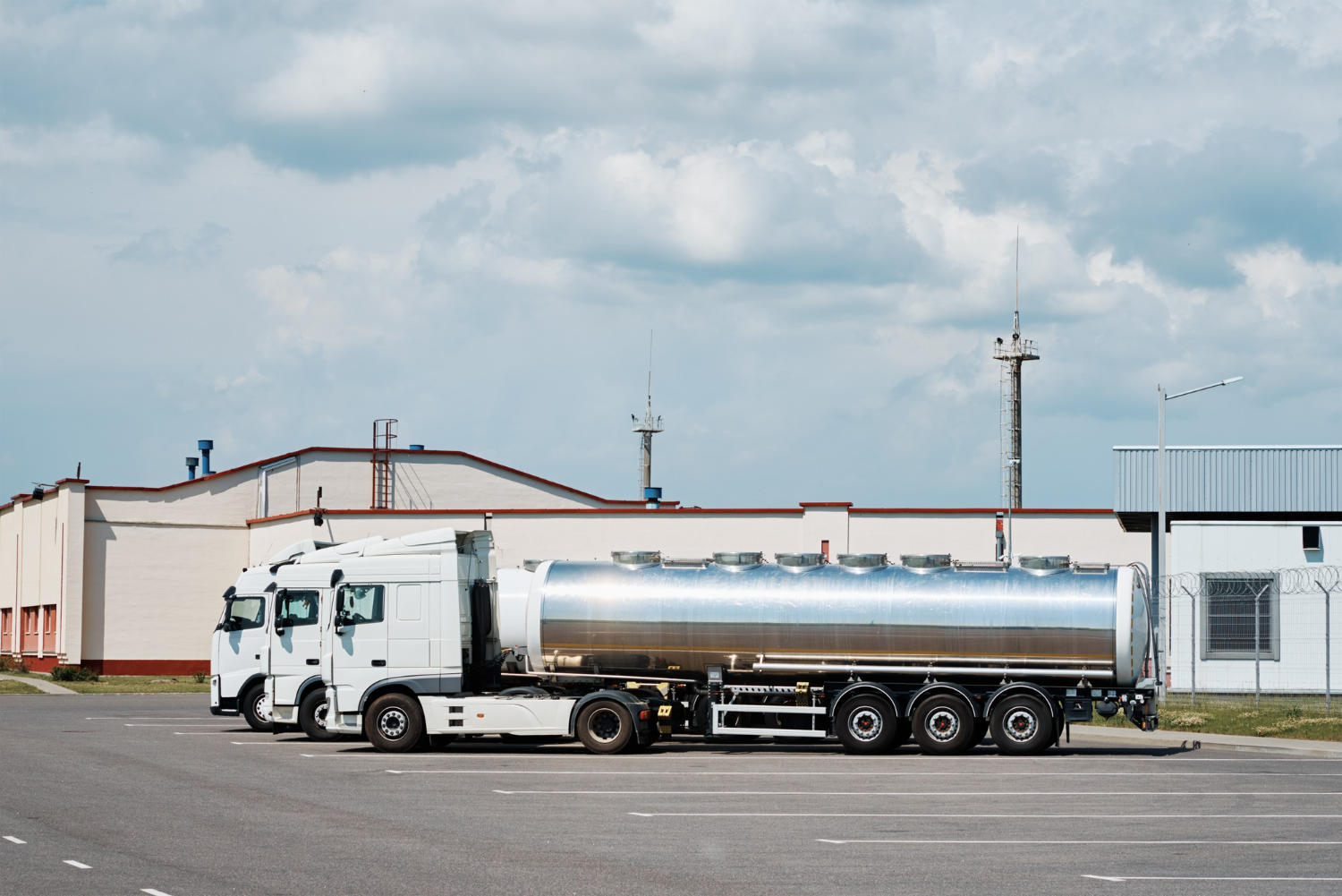 Caminhões fazendo transporte de produtos perigosos no Paraná.