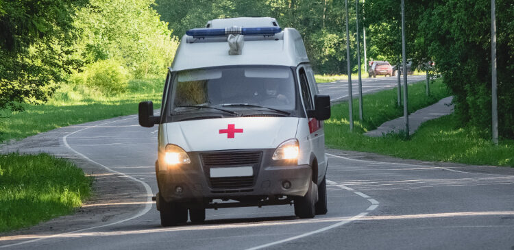Ambulância em movimento vista de frente, representando os veículos de emergência em Minas Gerais em operação nas vias públicas.
