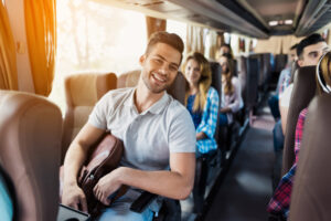 Várias pessoas em um ônibus, ilustrando o curso de transporte de passageiros em Salvador.